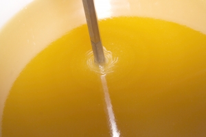 Rühren des geschleuderten Honigs